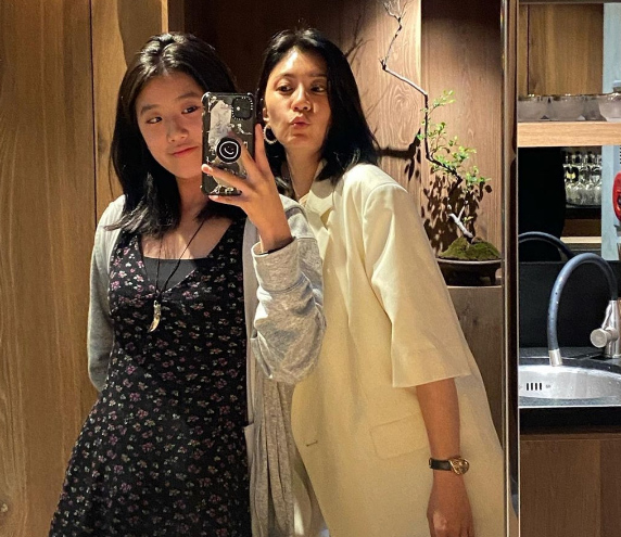贾静雯15岁女儿遭威胁，网友称要传播其暴露图片，污言秽语惹众怒