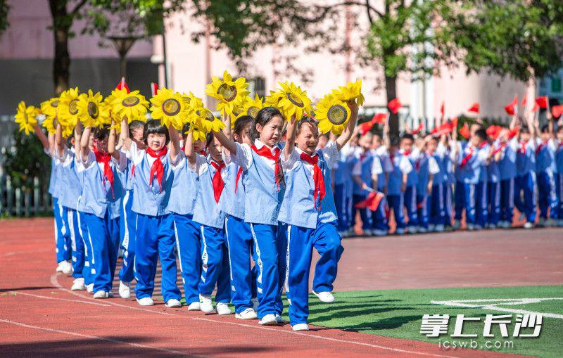 长沙县湘龙小学怎么样?来了场超燃快闪(图1)