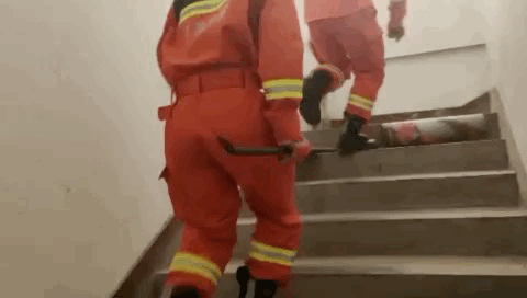 紧急丨开考在即，多名高考生被困电梯......