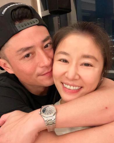 林心如晒霍建华牵手秀恩爱，4岁小海豚画作曝光，一家三口好幸福