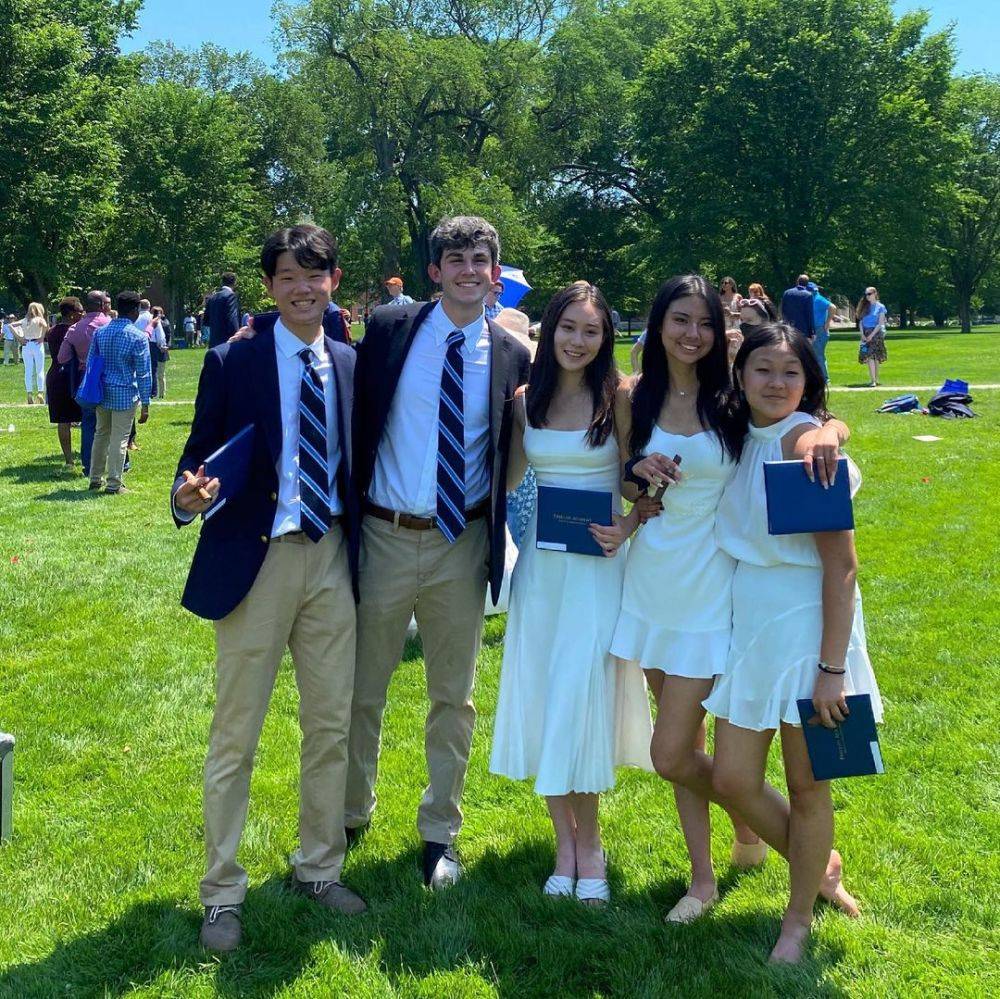 李连杰俩女儿合影，妹妹颜值猛涨神似妈妈利智，姐姐皮肤黝黑像爸爸