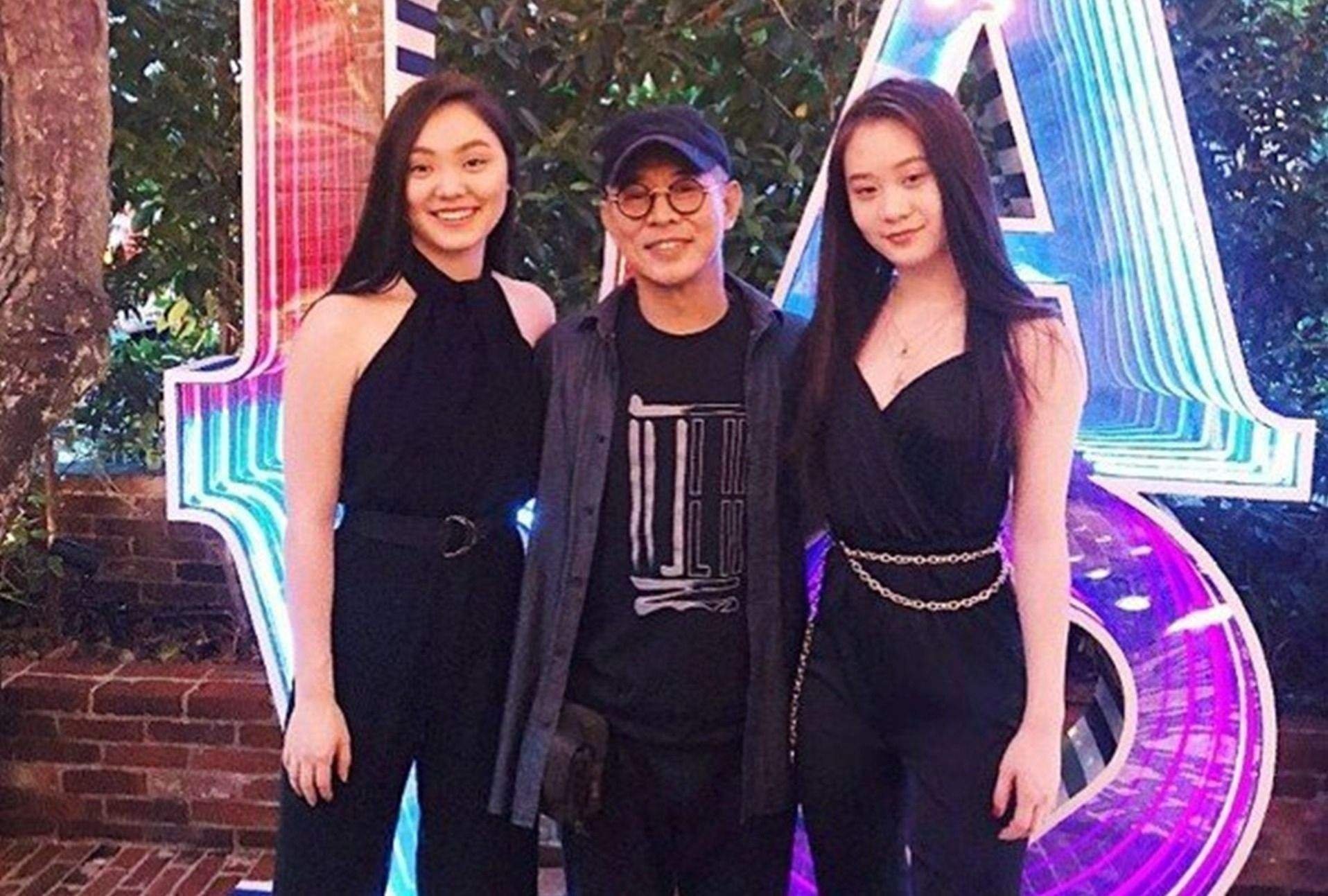 李连杰俩女儿合影，妹妹颜值猛涨神似妈妈利智，姐姐皮肤黝黑像爸爸