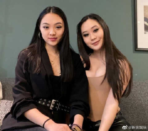 李连杰俩女儿合影，妹妹颜值猛涨神似妈妈利智，姐姐皮肤黝黑像爸爸