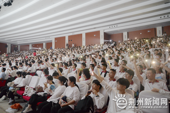 湖北省沙市中学隆重举行2018级学生毕业典礼(图9)
