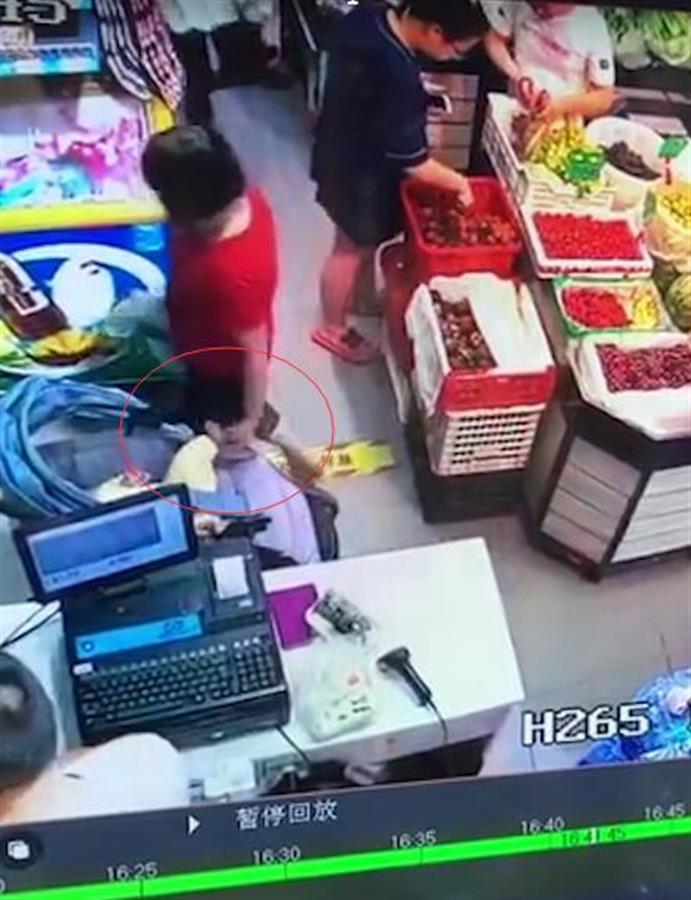 下手真狠！厦门大妈逛超市抠掉女婴脚皮，律师称属故意伤害，警方介入调查