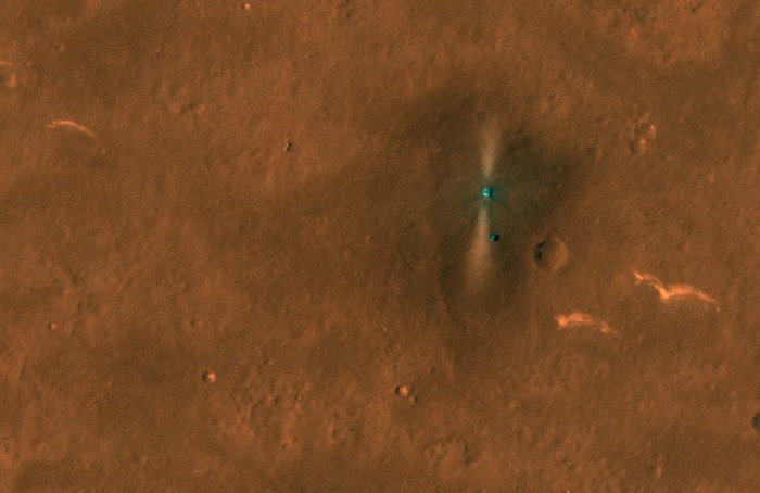 美国宇航局分享火星轨道飞行器拍摄的首张祝融号探测器俯视照片-第1张图片-IT新视野