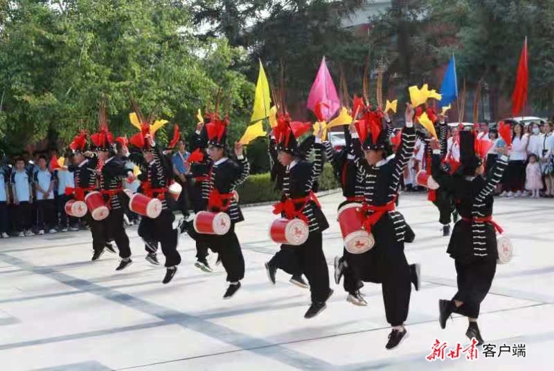 武威第十五中學(xué)“非遺進(jìn)校園傳承示范學(xué)校”揭牌(圖3) 武威第十五中學(xué)“非遺進(jìn)校園傳承示范學(xué)校”揭牌(圖3)