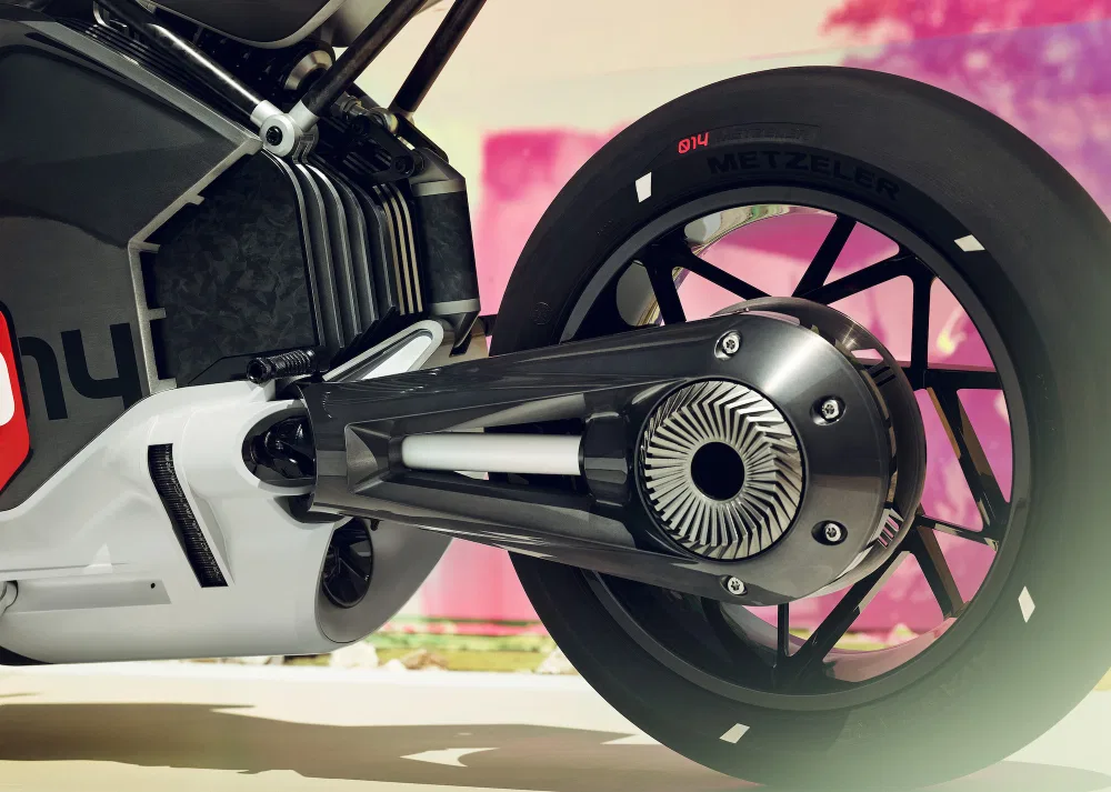 行业第一：宝马专利揭示新电动摩托车或将靠传动轴驱动