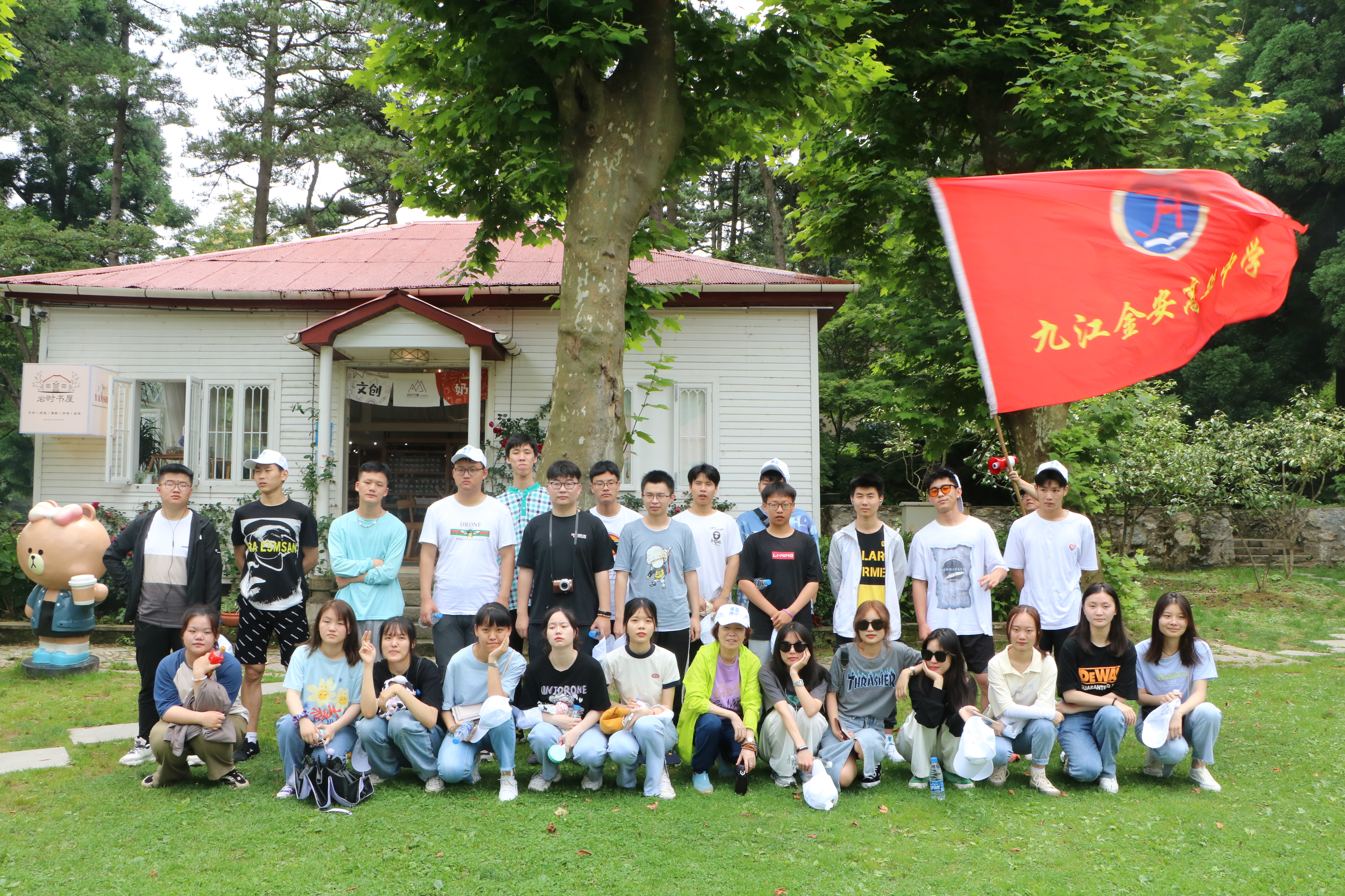 九江金安高級(jí)中學(xué)舉行2021屆高三畢業(yè)典禮(圖3) 九江金安高級(jí)中學(xué)舉行2021屆高三畢業(yè)典禮(圖3)