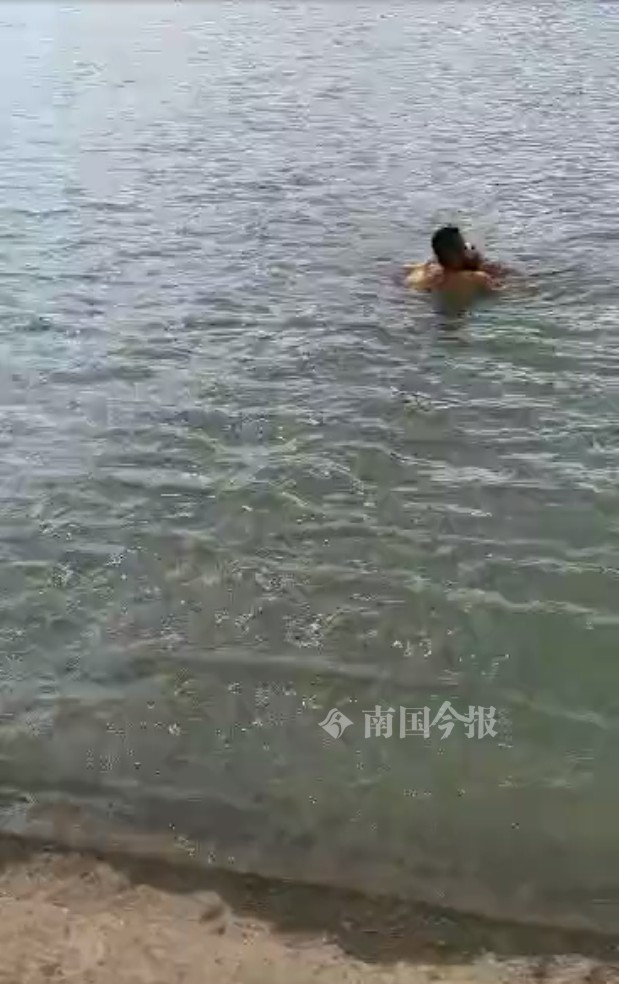 柳州男子发现江面有个黑影，走近一看果断跳下河！视频惊心动魄