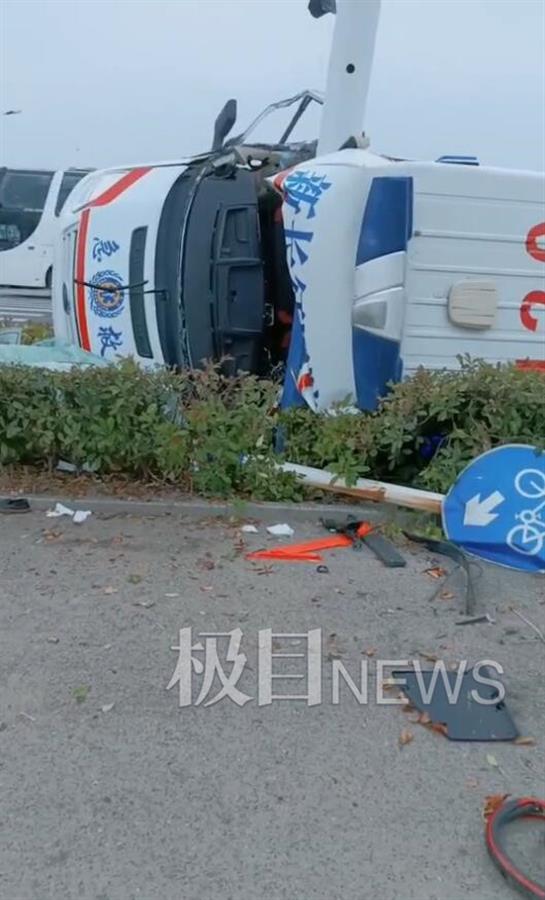 安徽淮南一救護車撞上信號燈桿，司機不幸身亡，兩醫護骨折