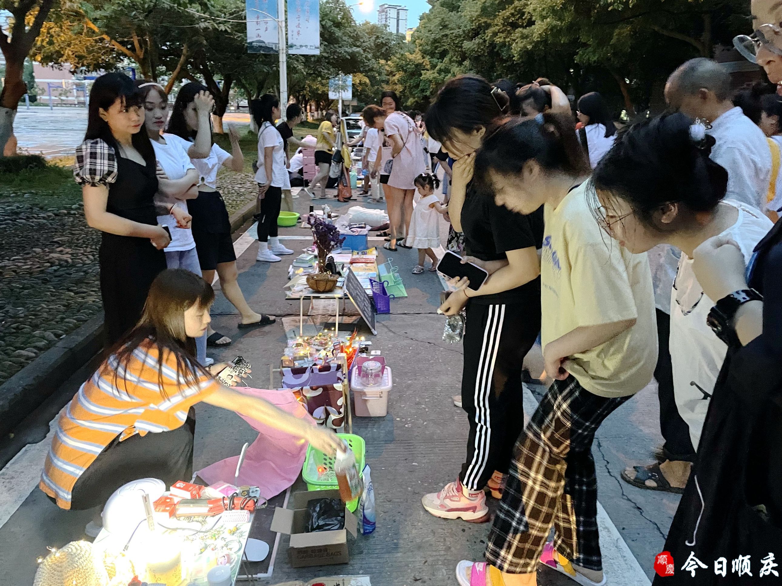 毕业季 大学校园里的“跳蚤市场”