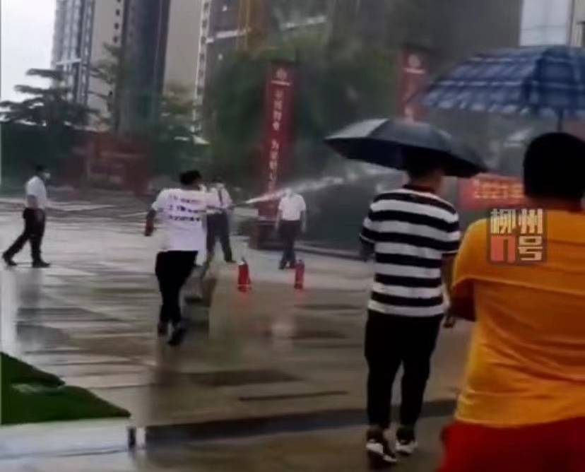 6人送医4人被行拘！广西一小区业主维权，物业称系消防演习