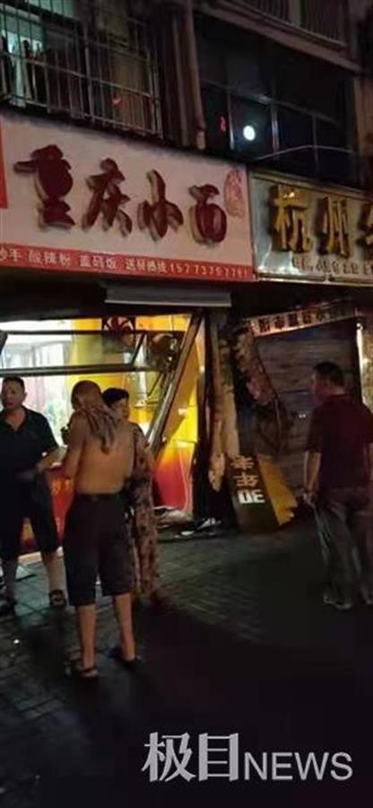 湖南一女司机驾车与旁车刮擦后冲上人行道，致5人受伤