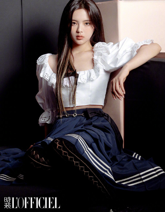 杨超越曝学院风大片 驾驭长发轻熟风造型表情单一