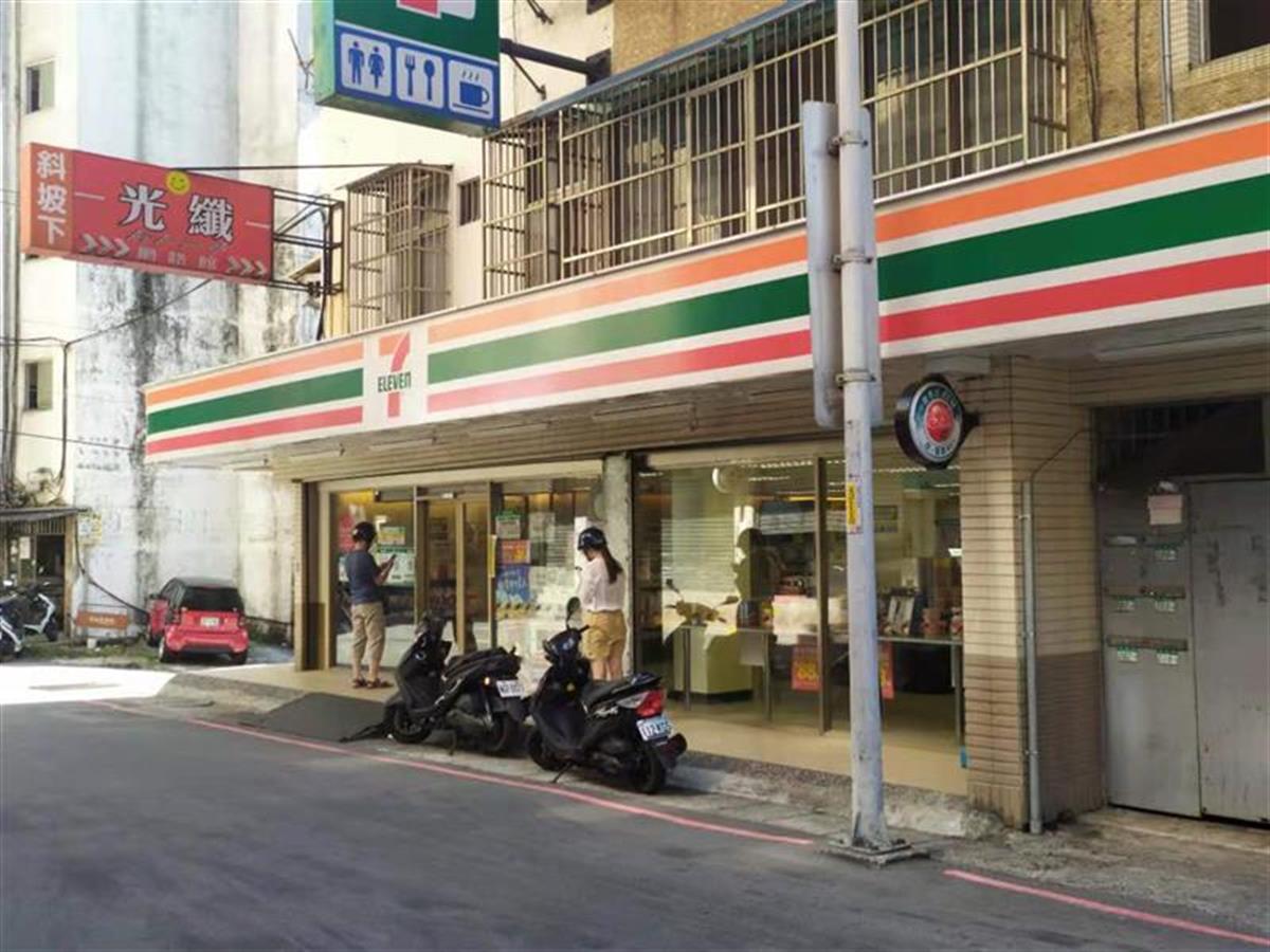 老教授感受台灣疫情：整學期未開學，進商店要實名，有人飛往大陸打疫苗