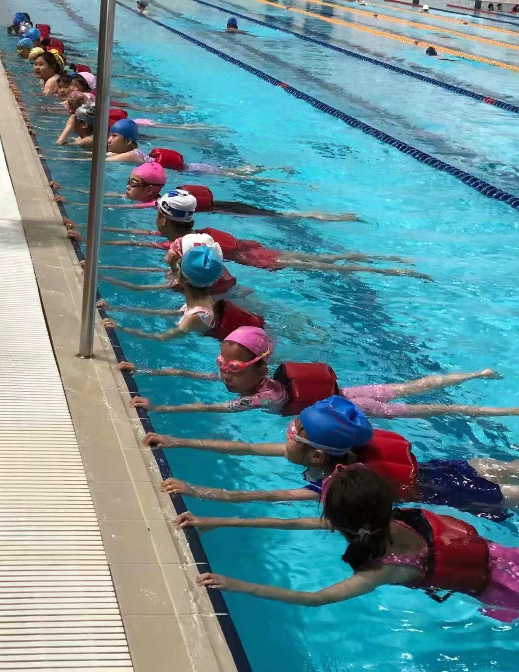 太原市小店區(qū)實(shí)驗(yàn)小學(xué)開設(shè)了游泳實(shí)踐課(圖1)