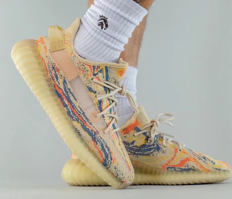 上脚曝光！全新「暴龙兽」Yeezy 350 V2 十月发售