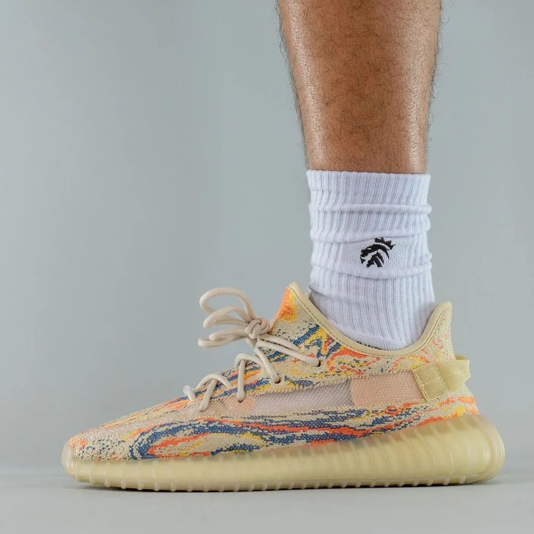 上脚曝光！全新「暴龙兽」Yeezy 350 V2 十月发售