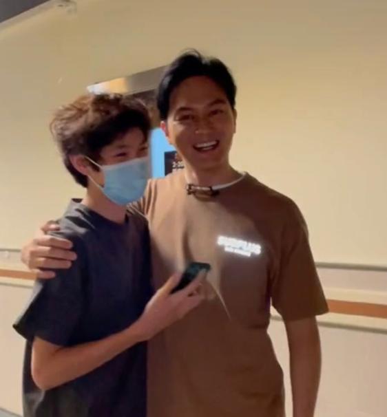 袁咏仪晒14岁儿子帅照，烫卷发似混血，身高直逼张智霖，大长腿吸睛