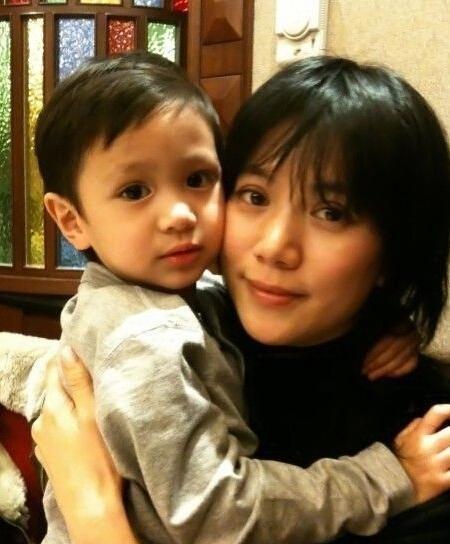 袁咏仪晒14岁儿子帅照，烫卷发似混血，身高直逼张智霖，大长腿吸睛