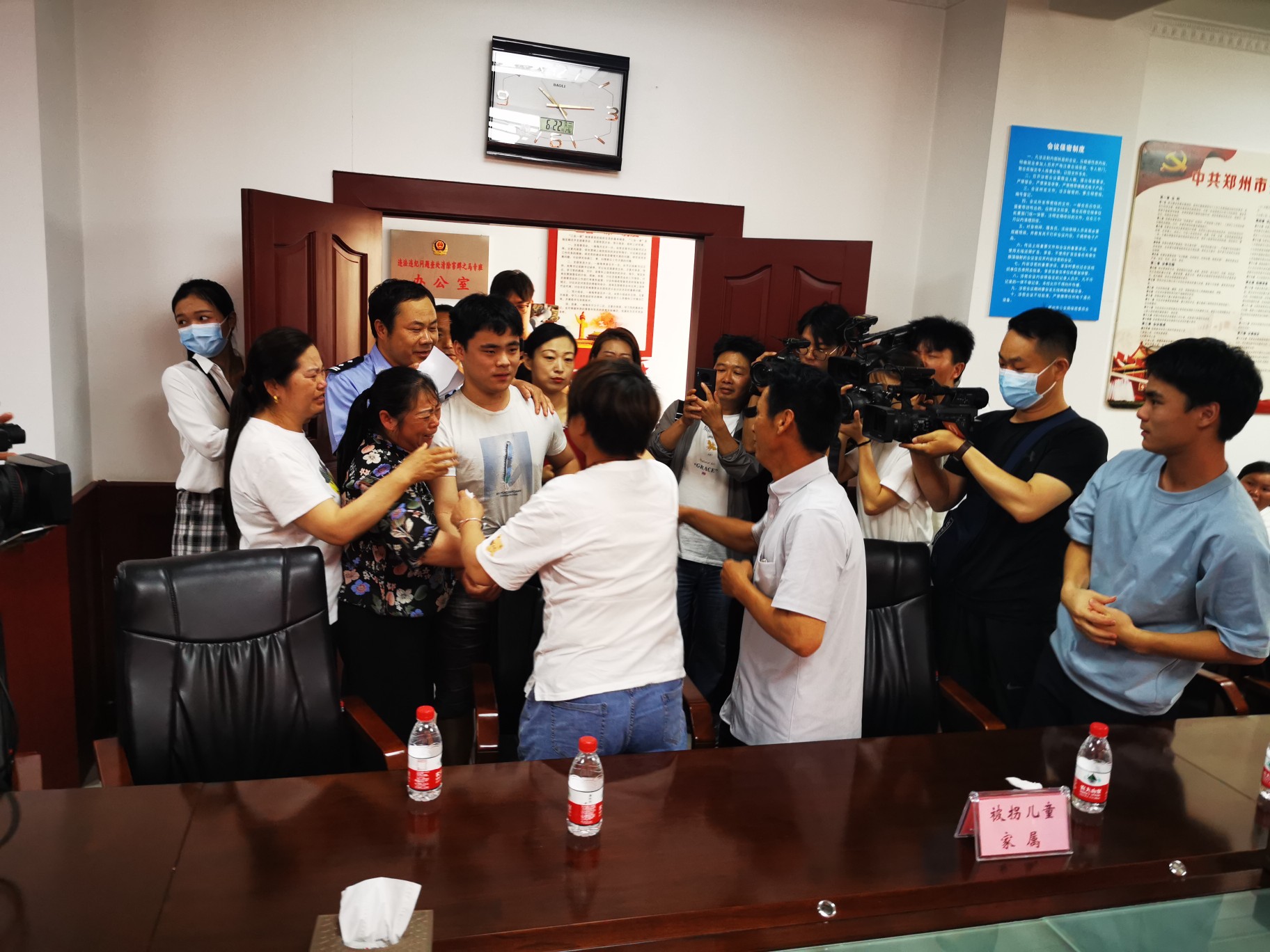 双胞胎小儿子丢失20年找回，原来就在距离不到20公里的地方