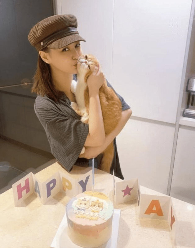 阿娇瘦身成功晒美照 怀抱宠物猫对镜甜笑一脸宠