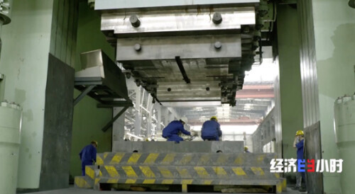 3秒钟，完成“惊天一压”！国产钢铁“巨无霸”大显身手→