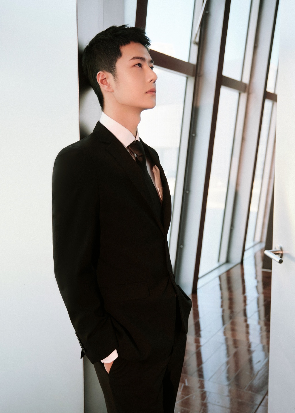 王一博寸头西装造型看的粉丝直呼王一博真的好绝