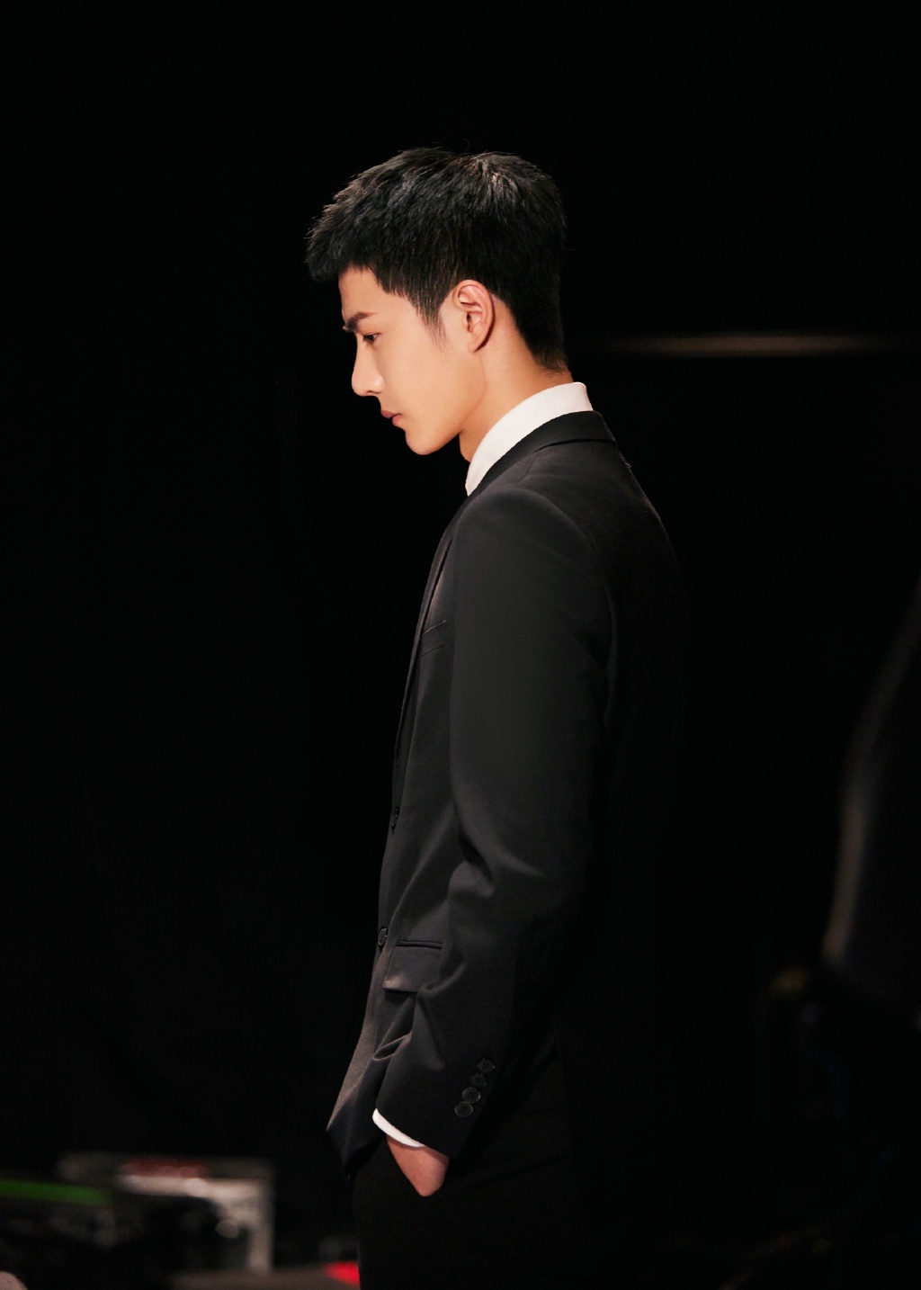 王一博寸头西装造型看的粉丝直呼王一博真的好绝