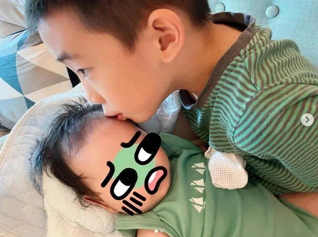 应采儿与两儿子合影，HoHo的耳朵和哥哥如同复制，长相不随爸妈