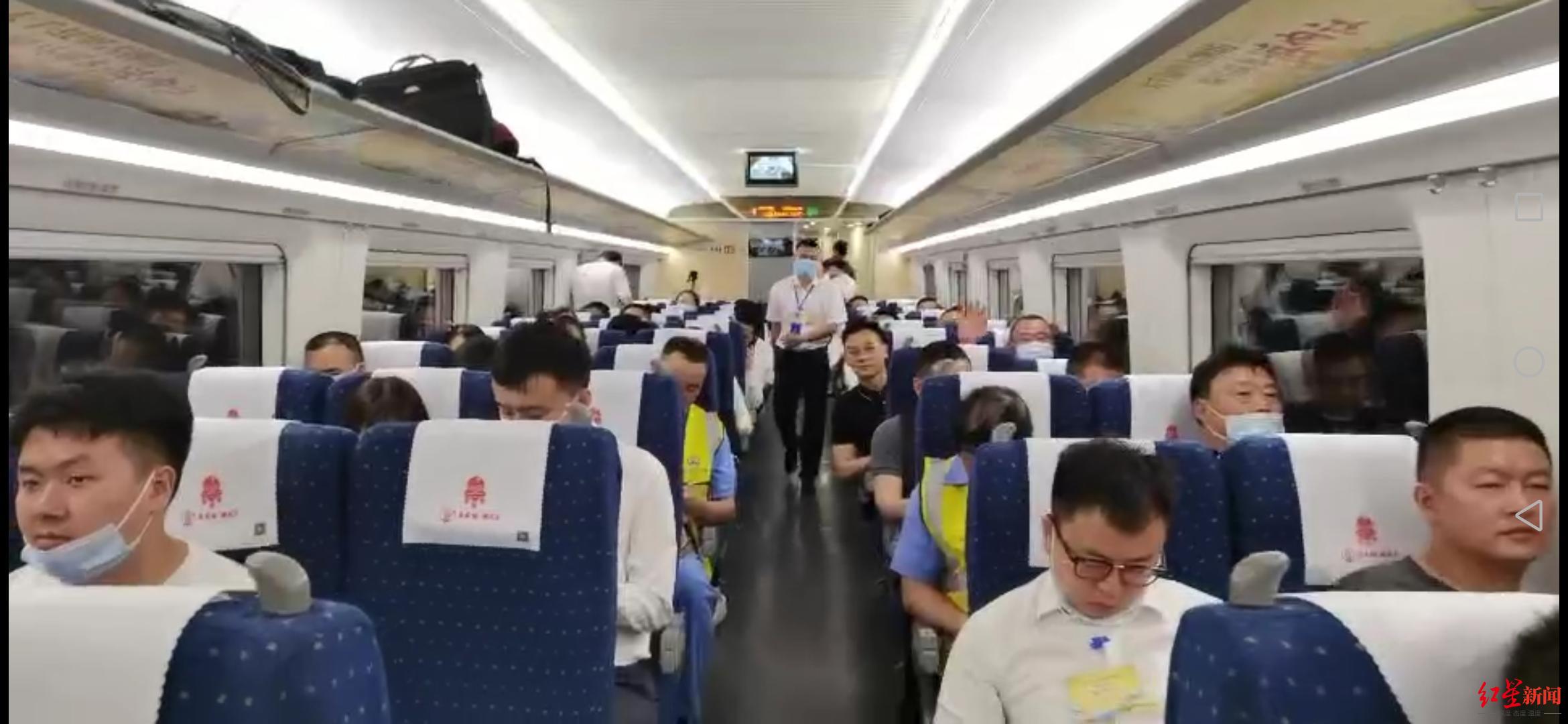 坐上首发绵泸高铁，内江市民：迈入“双高铁时代”，到泸州自贡更方便了