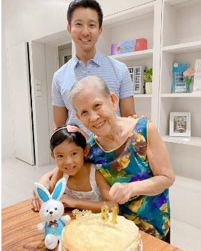 立威廉近照冻龄20年没变化，女儿不像混血儿，圈外老婆貌美似金喜善