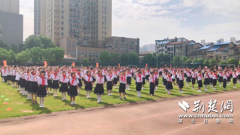 吴家山第四小学怎么样?“百红”展演献礼建党百年(图4)