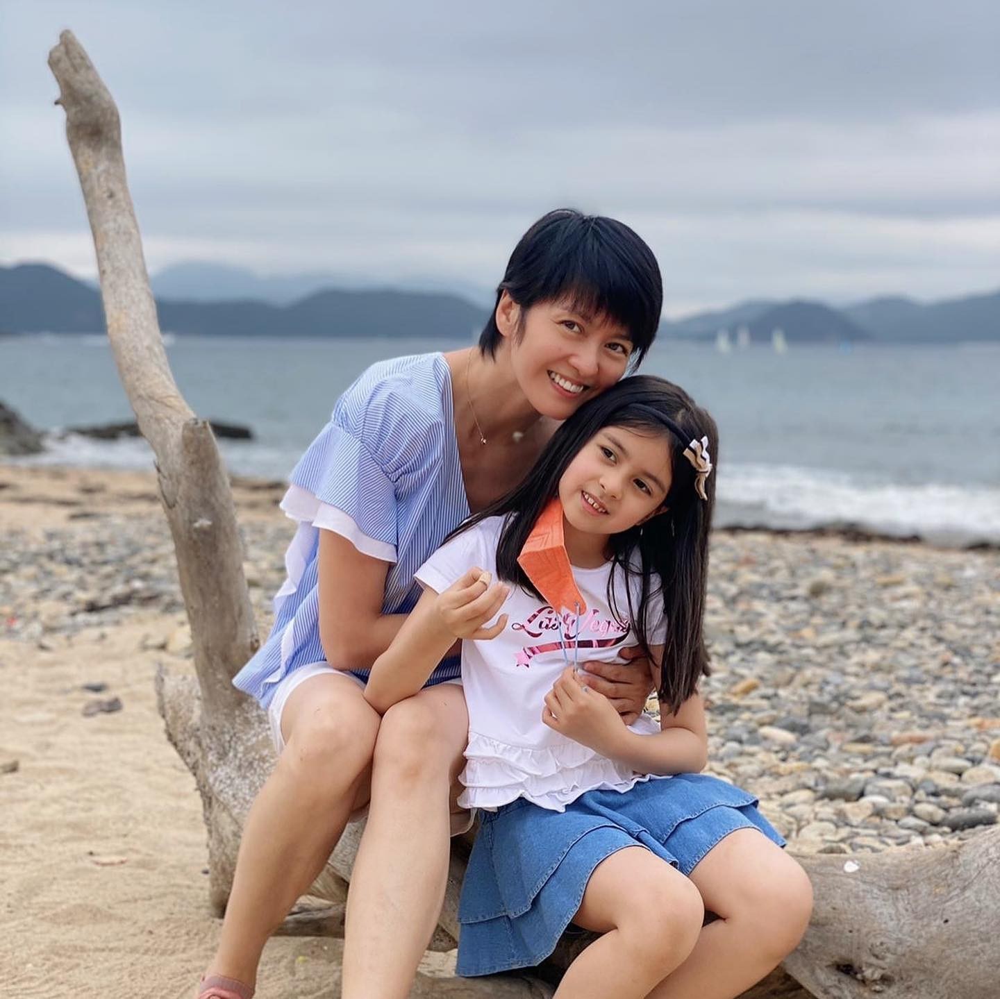 梁咏琪携女儿出门郊游，6岁Sofia身高出挑，足足高了同学一个头