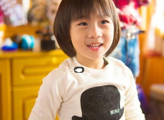 46岁林志颖晒孩子居家玩耍照，双胞胎儿子白净可爱，豪宅意外曝光