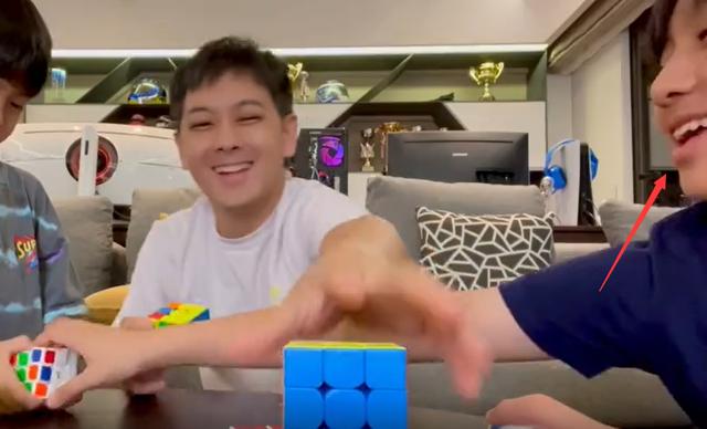 46岁林志颖晒孩子居家玩耍照，双胞胎儿子白净可爱，豪宅意外曝光