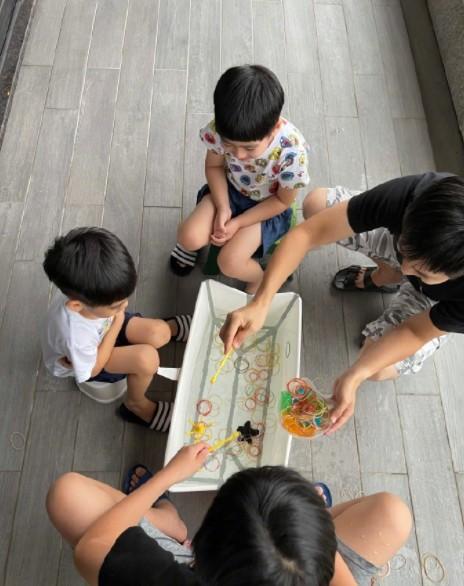 46岁林志颖晒孩子居家玩耍照，双胞胎儿子白净可爱，豪宅意外曝光
