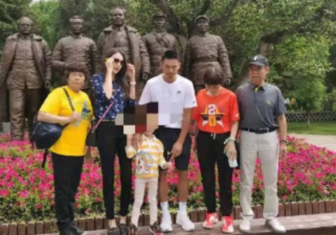 谢杏芳带儿子游泳不见林丹，小羽身高优越模样似妈妈，被催生二胎