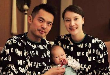 谢杏芳带儿子游泳不见林丹，小羽身高优越模样似妈妈，被催生二胎
