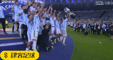 GIF-捧杯时刻！梅西捧起冠军奖杯
