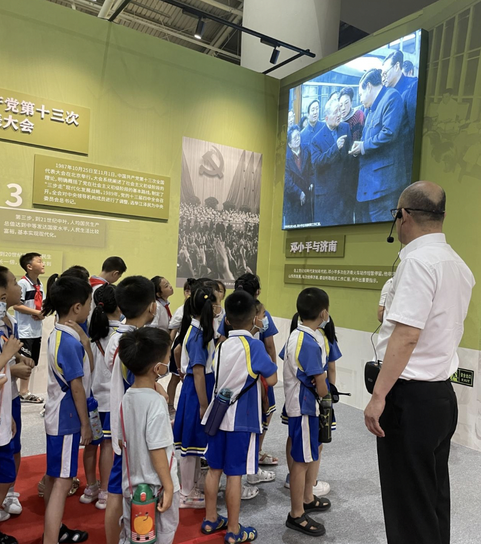 济南育秀中学小学部学生开启行走的课堂(图2)