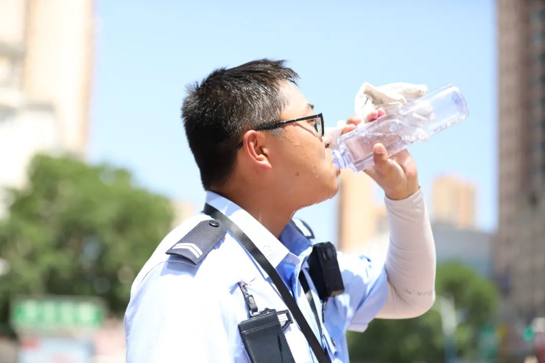 【图说警事】烈日“警”色