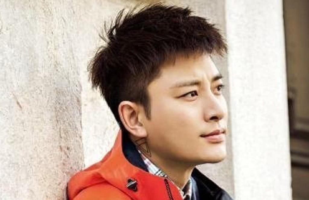 李小璐晒甜馨近照，8岁甜馨升级当鸭妈妈，侧颜似贾乃亮翻版