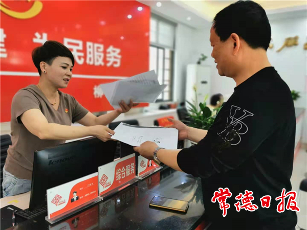 丁亚兰耐心为居民群众服务。记者 王敏 通讯员 周尔金 摄