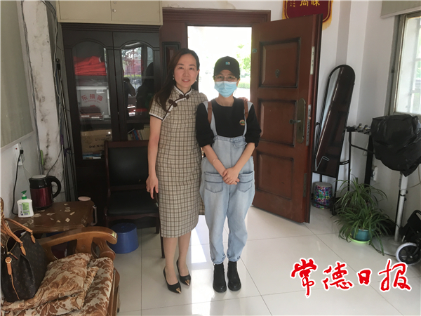 毛女士对徐宏波表示感谢。通讯员 王海燕 摄