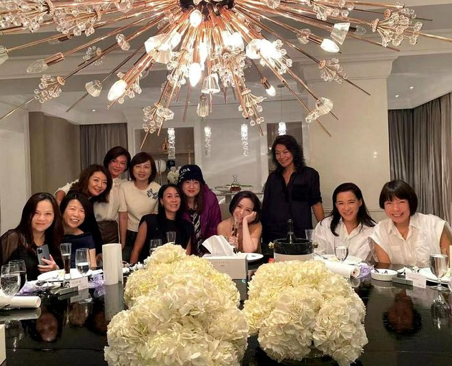 那英与姐妹聚会手夹香烟似大佬 杨坤现身被女友人搭肩抿嘴不敢笑