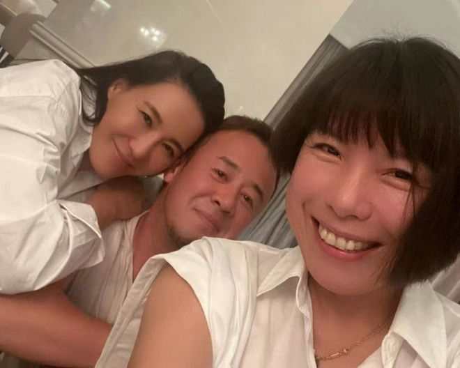 那英与姐妹聚会手夹香烟似大佬 杨坤现身被女友人搭肩抿嘴不敢笑