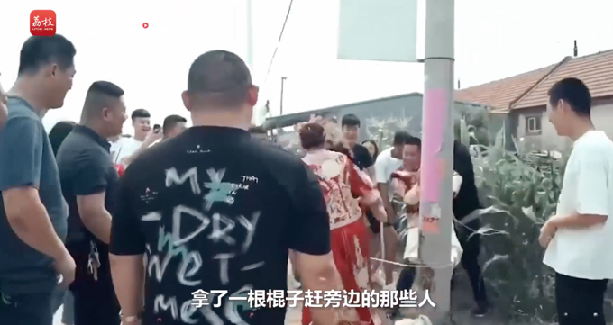 新郎遇婚闹被绑电线杆，新娘拿棍子帮其解围！网友：真解气
