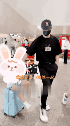 黄晓明带儿子现身机场，小海绵可爱满分，此前还被质疑没时间陪孩子
